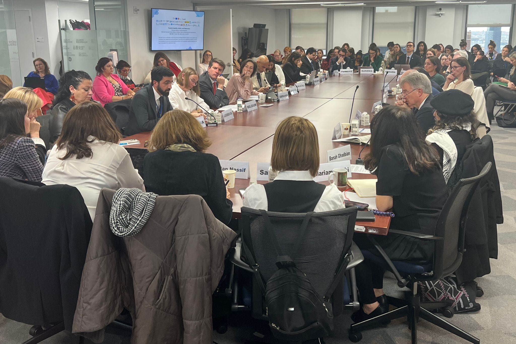 الحركة السياسية النسوية السورية تنظّم جلسة بعنوان: “طريقنا نحو المساواة والعدالة والديمقراطية” بالتوافق مع أجندة المرأة والأمن والسلام للأمم المتحدة لعام 2025